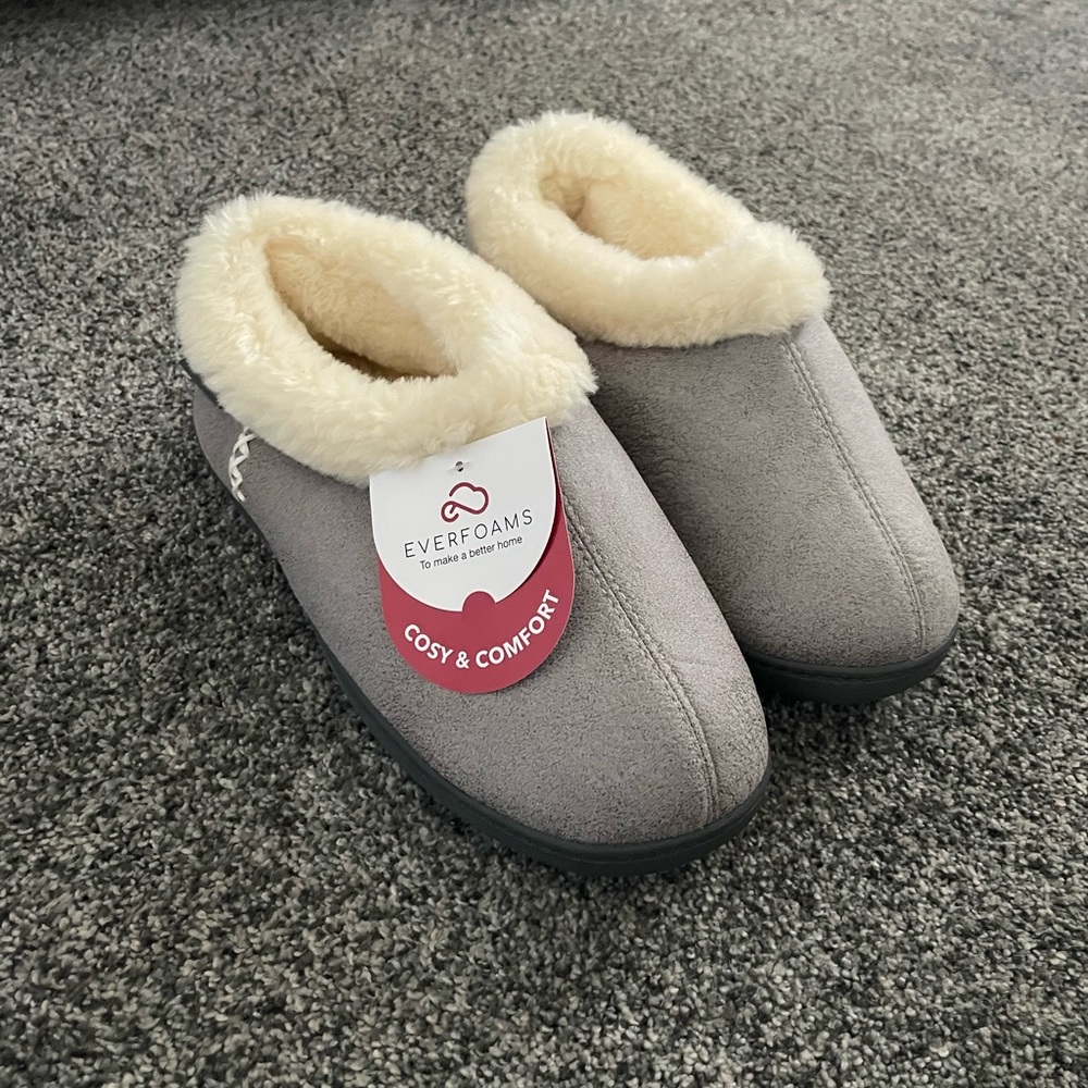 NEW NWT EverFoams Gray Slippers with Soft Cream Lining